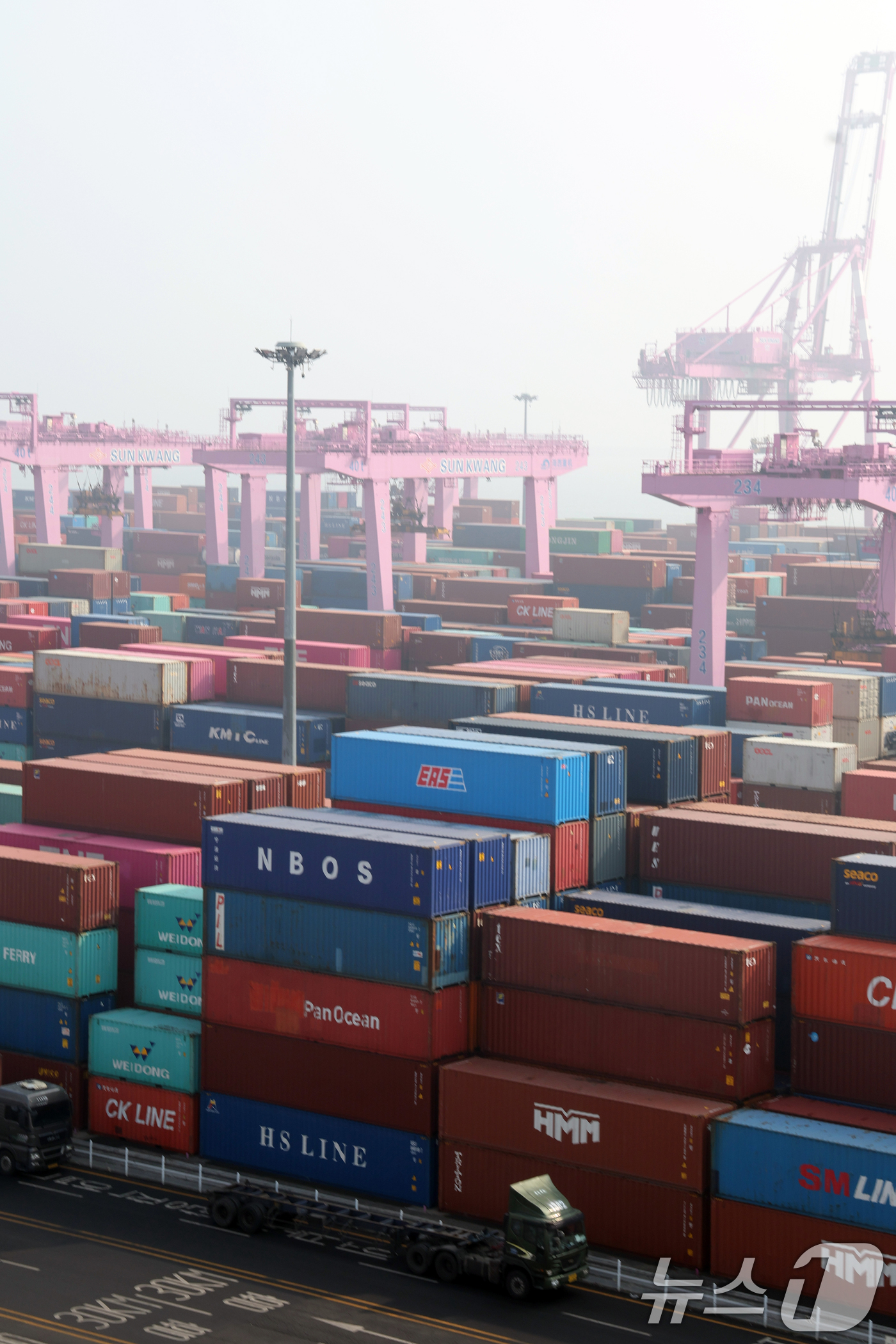 (인천=뉴스1) 황기선 기자 = 지난 1월 기준으로 8개월 연속 계속된 수출 증가세가 이달 10일까지 이어지고 있다.11일 관세청에 따르면 이달 1~10일 수출은 전년동기대비 44 …