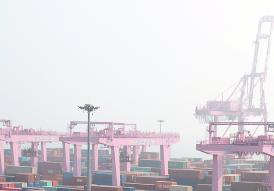 2월 초 수출 44.4% 급증…반도체 137% 상승