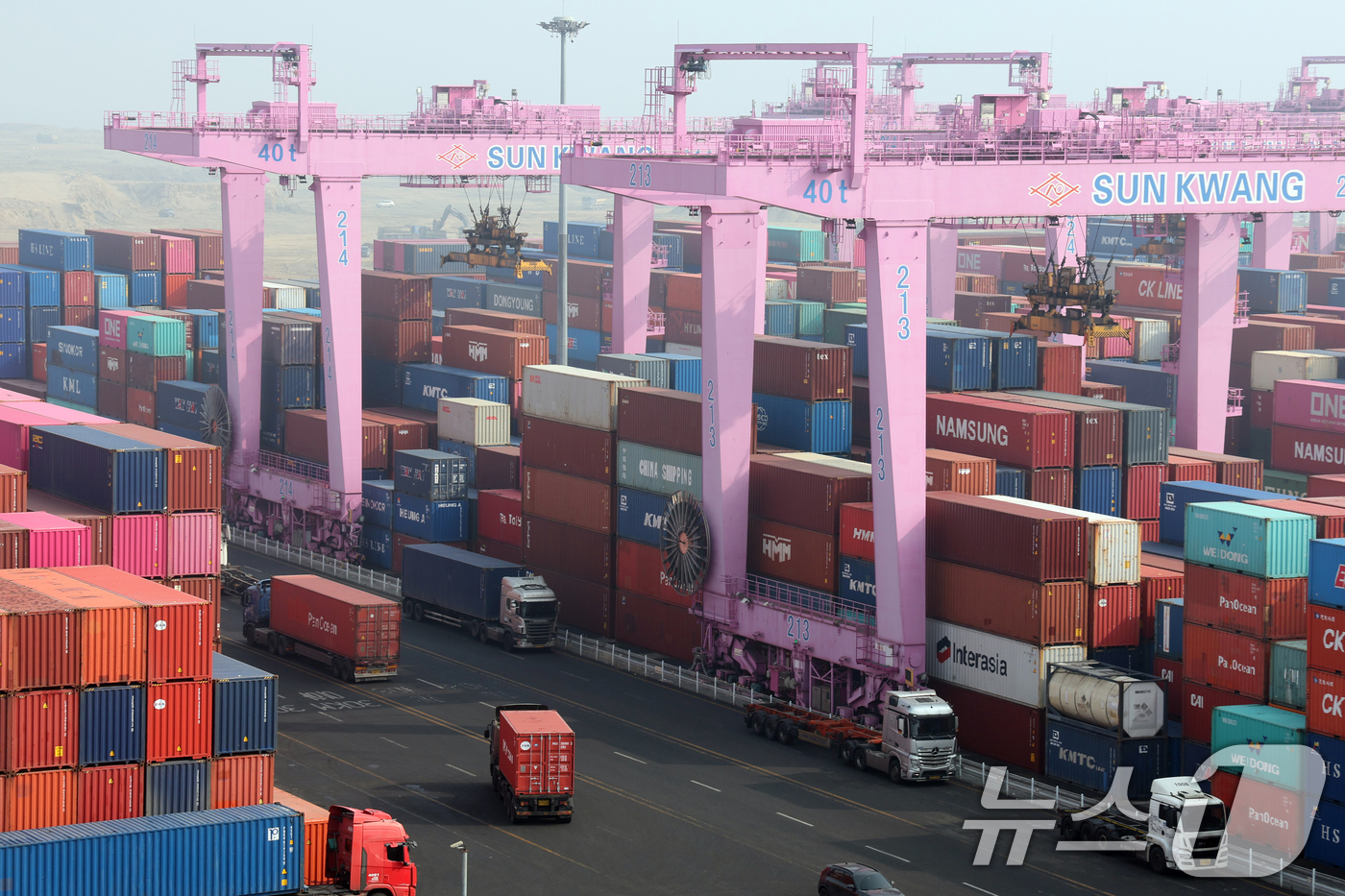 (인천=뉴스1) 황기선 기자 = 지난 1월 기준으로 8개월 연속 계속된 수출 증가세가 이달 10일까지 이어지고 있다.11일 관세청에 따르면 이달 1~10일 수출은 전년동기대비 44 …