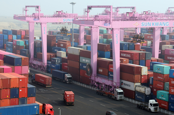 이달 초 수출 44.4% 증가…반도체 137.6% 급증