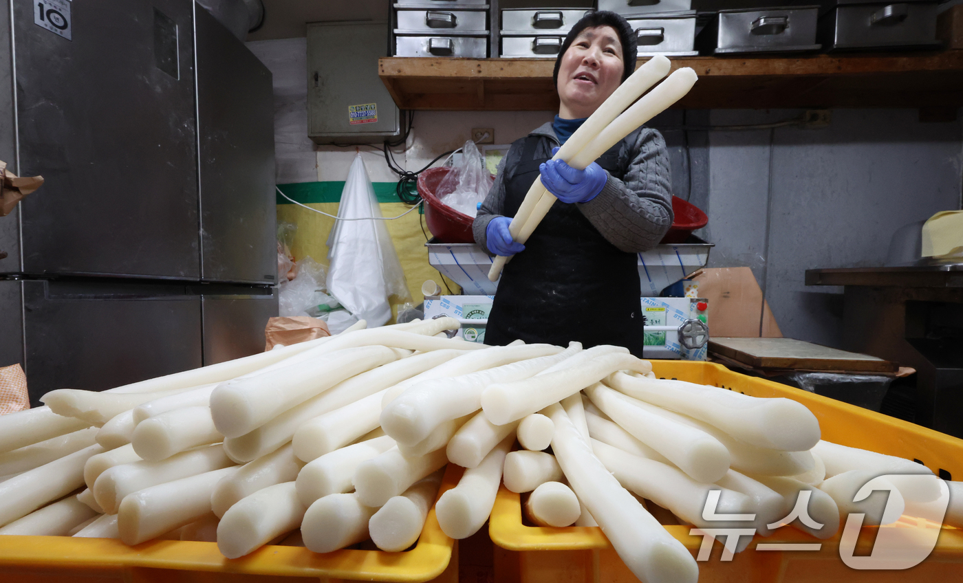 (서울=뉴스1) 김명섭 기자 = 설날을 앞두고 11일 서울 서대문구 영천시장 떡가게에서 상인이 떡국에 쓰이는 가래떡을 말리고 있다. 우리나라는 설날에 떡국을 마련하여 조상께 차례를 …