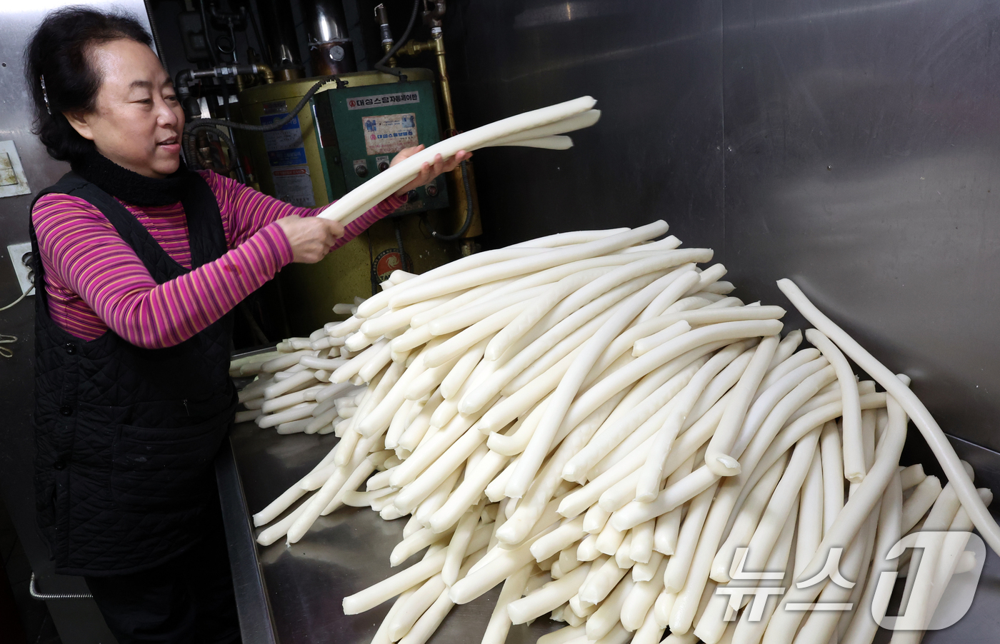 (서울=뉴스1) 김명섭 기자 = 설날을 앞두고 11일 서울 서대문구 영천시장 떡가게에서 상인이 떡국에 쓰이는 가래떡을 말리고 있다. 우리나라는 설날에 떡국을 마련하여 조상께 차례를 …