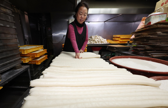 가래떡 말리며 설날 준비하는 상인