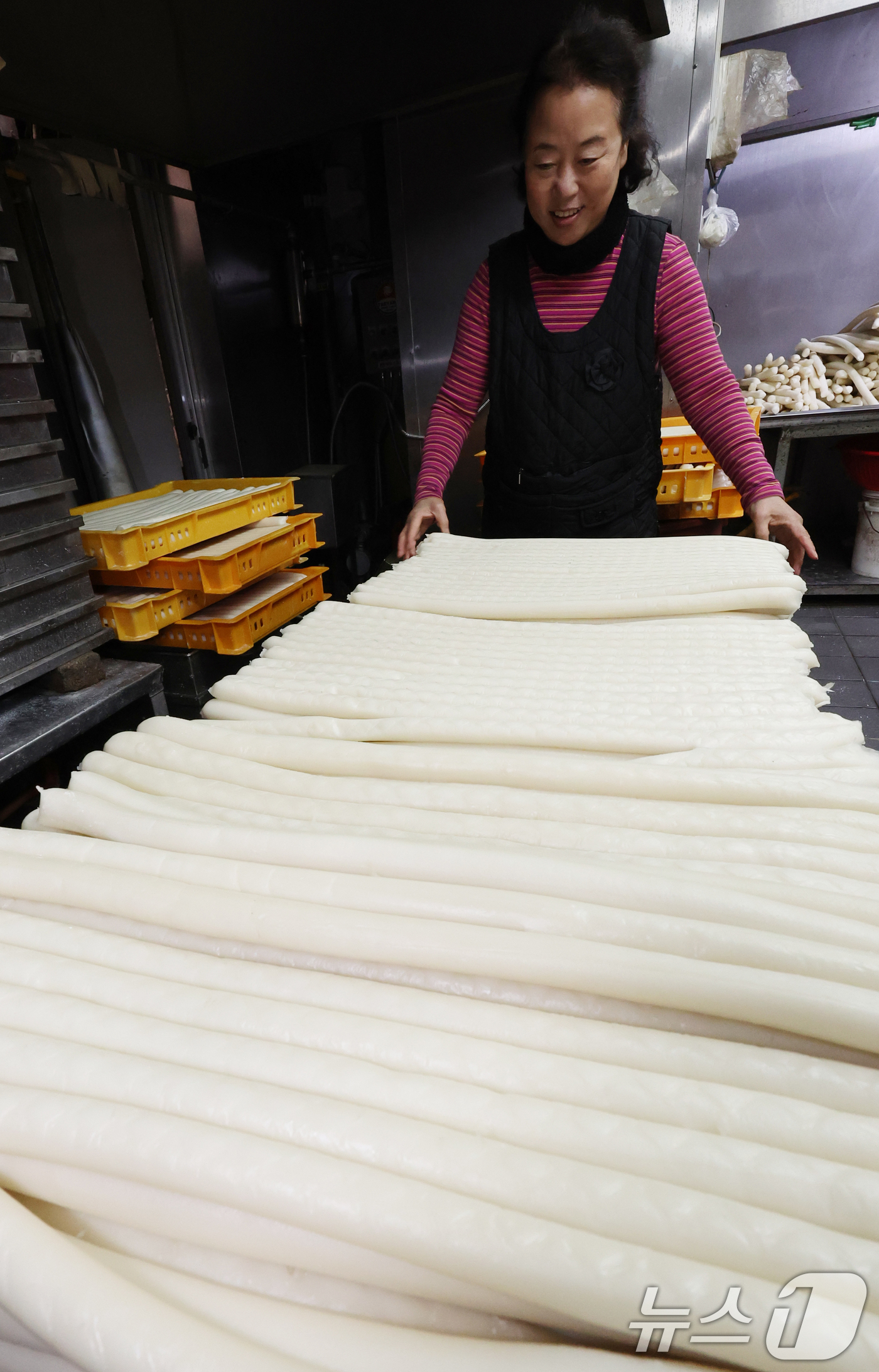 (서울=뉴스1) 김명섭 기자 = 설날을 앞두고 11일 서울 서대문구 영천시장 떡가게에서 상인이 떡국에 쓰이는 가래떡을 말리고 있다. 우리나라는 설날에 떡국을 마련하여 조상께 차례를 …