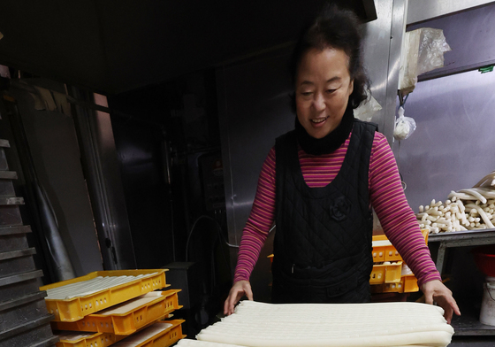 설 앞두고 분주한 떡국용 가래떡 작업