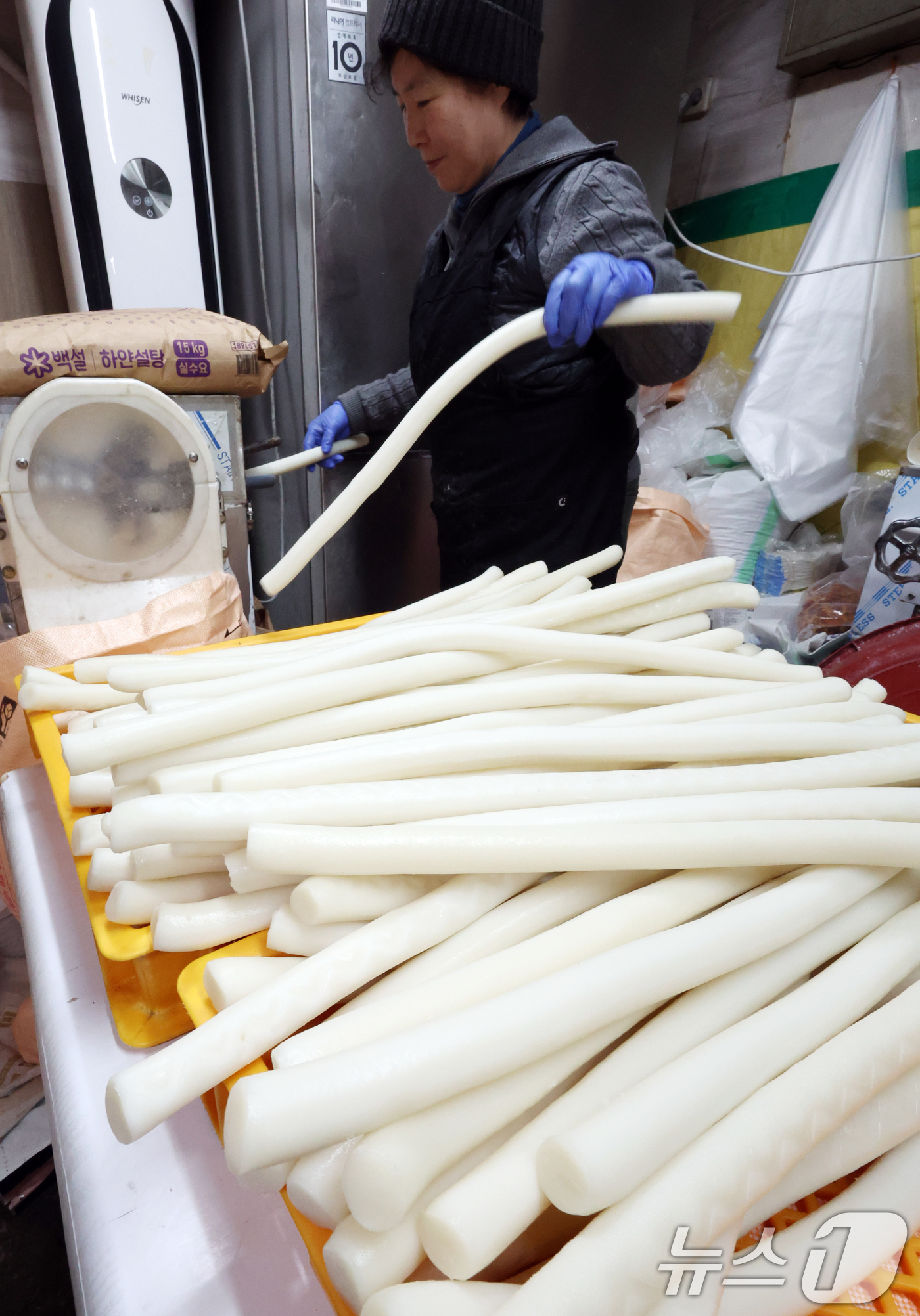 (서울=뉴스1) 김명섭 기자 = 설날을 앞두고 11일 서울 서대문구 영천시장 떡가게에서 상인이 떡국에 쓰이는 가래떡을 썰고 있다. 우리나라는 설날에 떡국을 마련하여 조상께 차례를 …