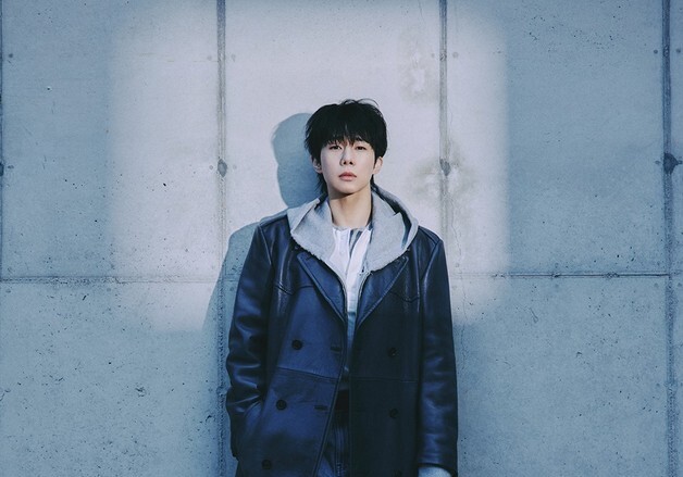 김성규, 솔로 신보 콘셉트 사진 공개…무채색 속 독보적 아우라