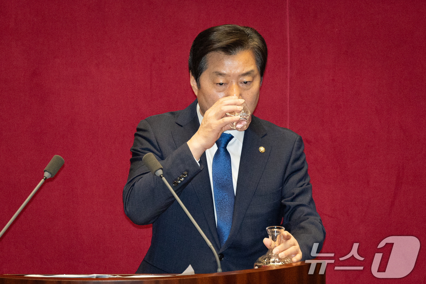 (서울=뉴스1) 유승관 기자 = 황명선 더불어민주당 의원이 11일 서울 여의도 국회에서 열린 제432회 국회(임시회) 제6차 본회의에서 김민석 국무총리에게 교육·사회·문화에 관한 …