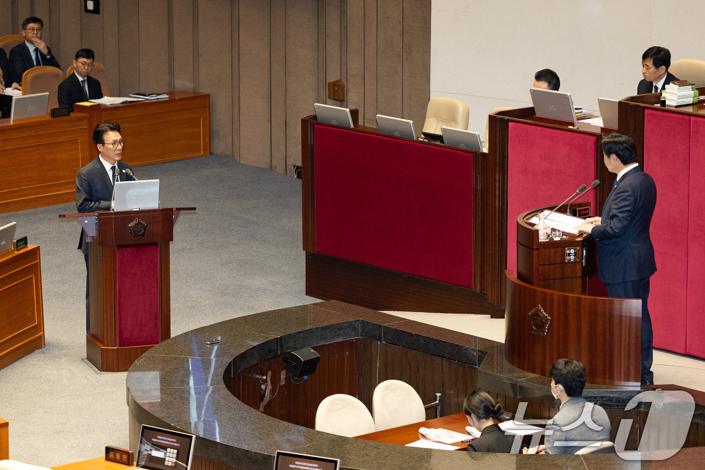 (서울=뉴스1) 유승관 기자 = 김민석 국무총리가 11일 서울 여의도 국회에서 열린 제432회 국회(임시회) 제6차 본회의에서 황명선 더불어민주당 의원의 교육·사회·문화에 관한 질 …