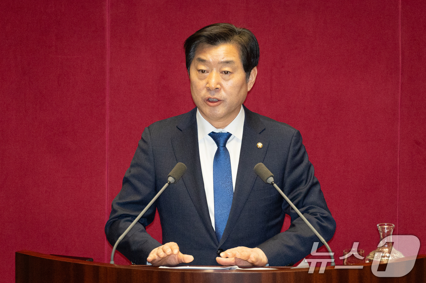 (서울=뉴스1) 유승관 기자 = 황명선 더불어민주당 의원이 11일 서울 여의도 국회에서 열린 제432회 국회(임시회) 제6차 본회의에서 김민석 국무총리에게 교육·사회·문화에 관한 …