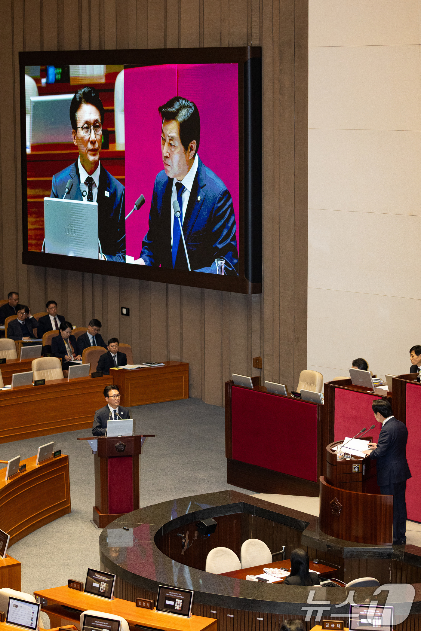 (서울=뉴스1) 유승관 기자 = 김민석 국무총리가 11일 서울 여의도 국회에서 열린 제432회 국회(임시회) 제6차 본회의에서 황명선 더불어민주당 의원의 교육·사회·문화에 관한 질 …