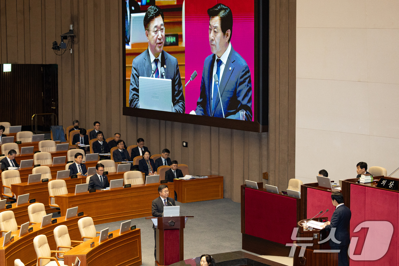 (서울=뉴스1) 유승관 기자 = 윤호중 행정안전부 장관이 11일 서울 여의도 국회에서 열린 제432회 국회(임시회) 제6차 본회의에서 황명선 더불어민주당 의원의 교육·사회·문화에 …