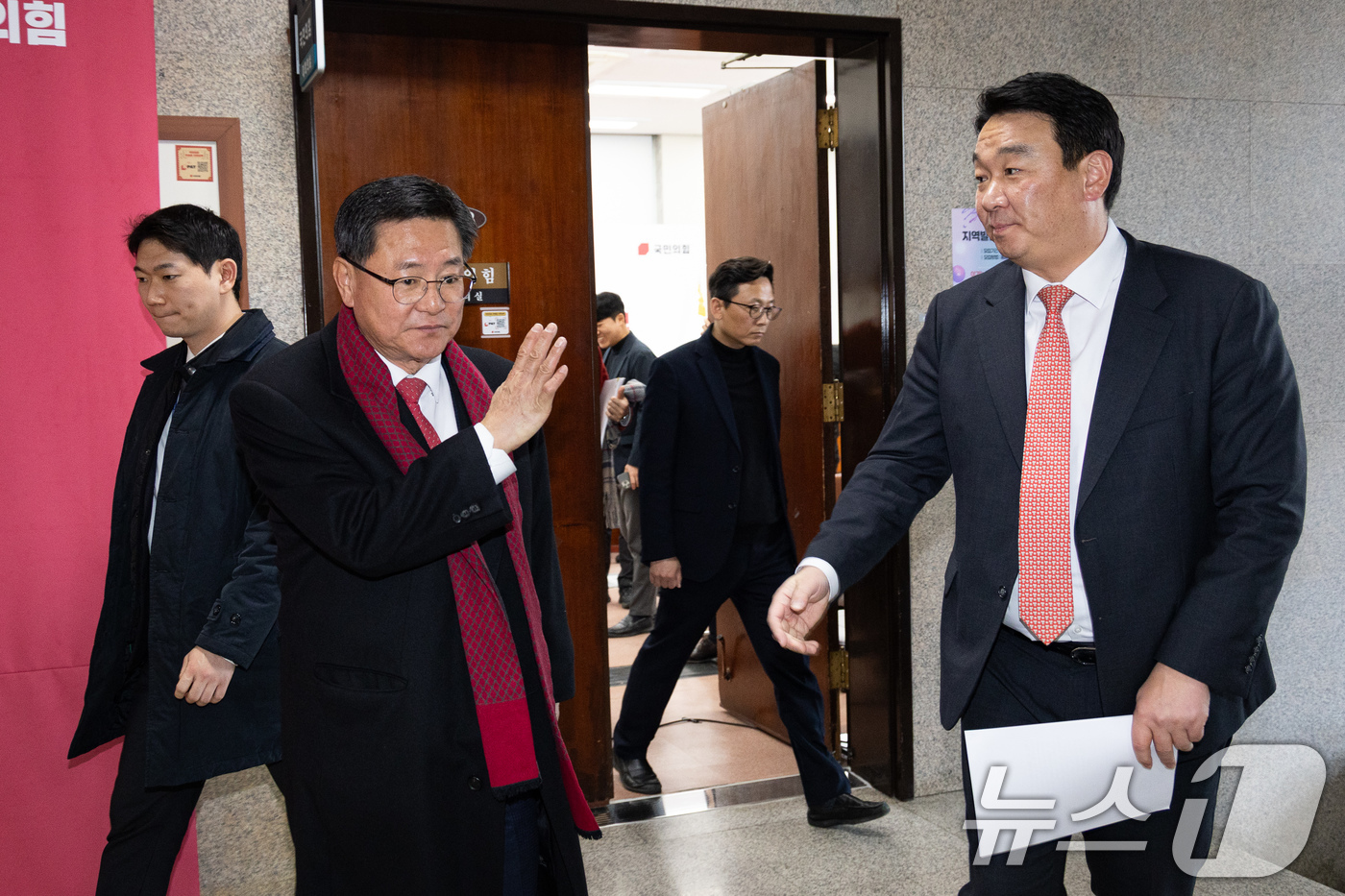 (서울=뉴스1) 유승관 기자 = 이헌승 국민의힘 전국위원회 의장과 정희용 사무총장이 11일 서울 여의도 국회에서 열린 상임전국위원회를 마친 후 회의실을 나서며 인사하고 있다. 20 …