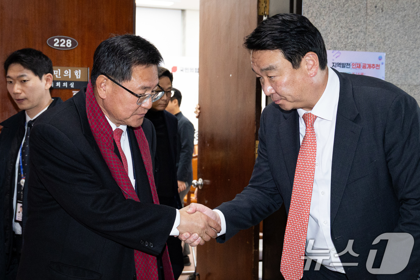 (서울=뉴스1) 유승관 기자 = 이헌승 국민의힘 전국위원회 의장과 정희용 사무총장이 11일 서울 여의도 국회에서 열린 상임전국위원회를 마친 후 회의실을 나서며 인사하고 있다. 20 …