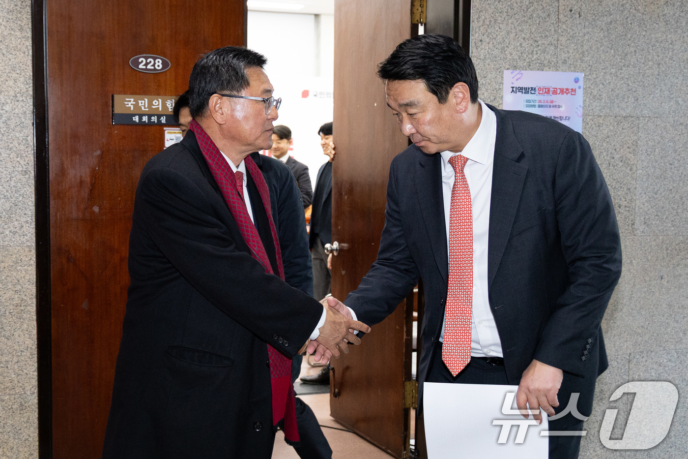 (서울=뉴스1) 유승관 기자 = 이헌승 국민의힘 전국위원회 의장과 정희용 사무총장이 11일 서울 여의도 국회에서 열린 상임전국위원회를 마친 후 회의실을 나서며 인사하고 있다. 20 …