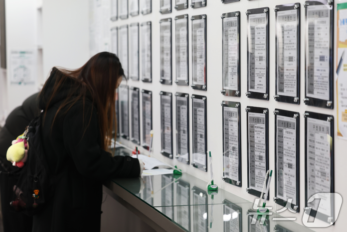 (서울=뉴스1) 오대일 기자 = 1월 취업자 수 증가폭이 10만명대 초반으로 13개월 만에 가장 낮은 수치를 나타낸 가운데 11일 오후 서울 마포구 서울서부고용복지플러스센터 채용 …