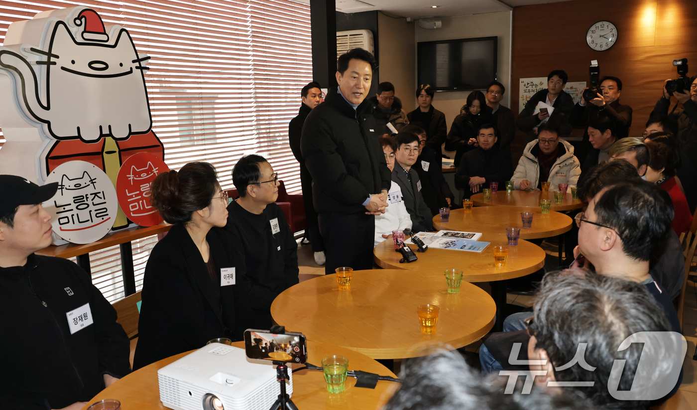 (서울=뉴스1) 김도우 기자 = 오세훈 서울시장이 11일 서울 동작구 노량진 만나로 상권을 방문해 상인들과 현장간담회를 갖고 있다. (공동취재) 2026.2.11/뉴스1