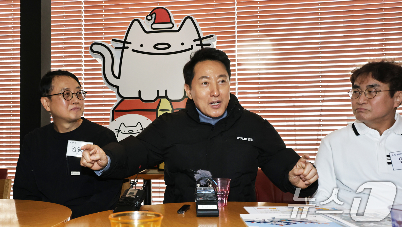 (서울=뉴스1) 김도우 기자 = 오세훈 서울시장이 11일 서울 동작구 노량진 만나로 상권을 방문해 상인들과 현장간담회를 갖고 있다. (공동취재) 2026.2.11/뉴스1