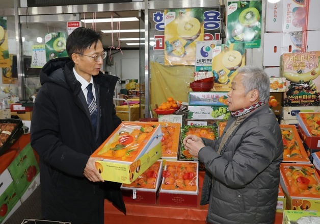 김용선 지식재산처장, 중리시장 방문…혜생원에 성금 전달