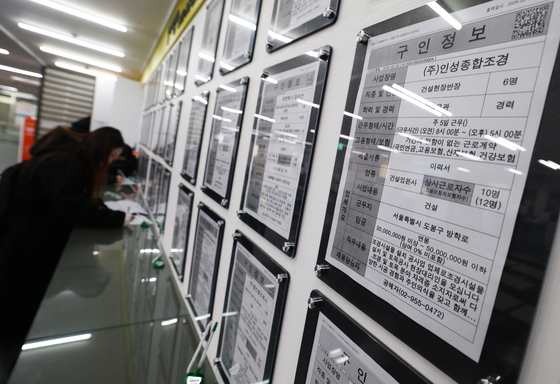 취업자 증가폭, 10만명대로 13개월 만에 최소