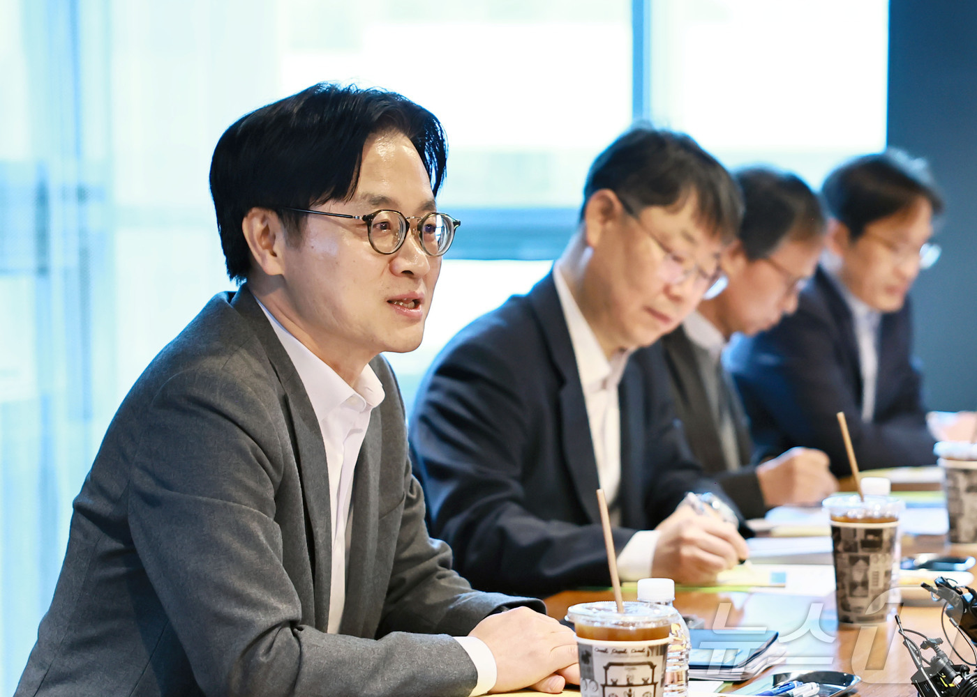 (서울=뉴스1) = 김정관 산업통상부 장관이 11일 오후 서울 강남구 퓨리오사AI에서 열린 'AI반도체 핵심기업 성장전략 간담회'를 주재하고 있다. (산업통상부 제공. 재판매 및 …