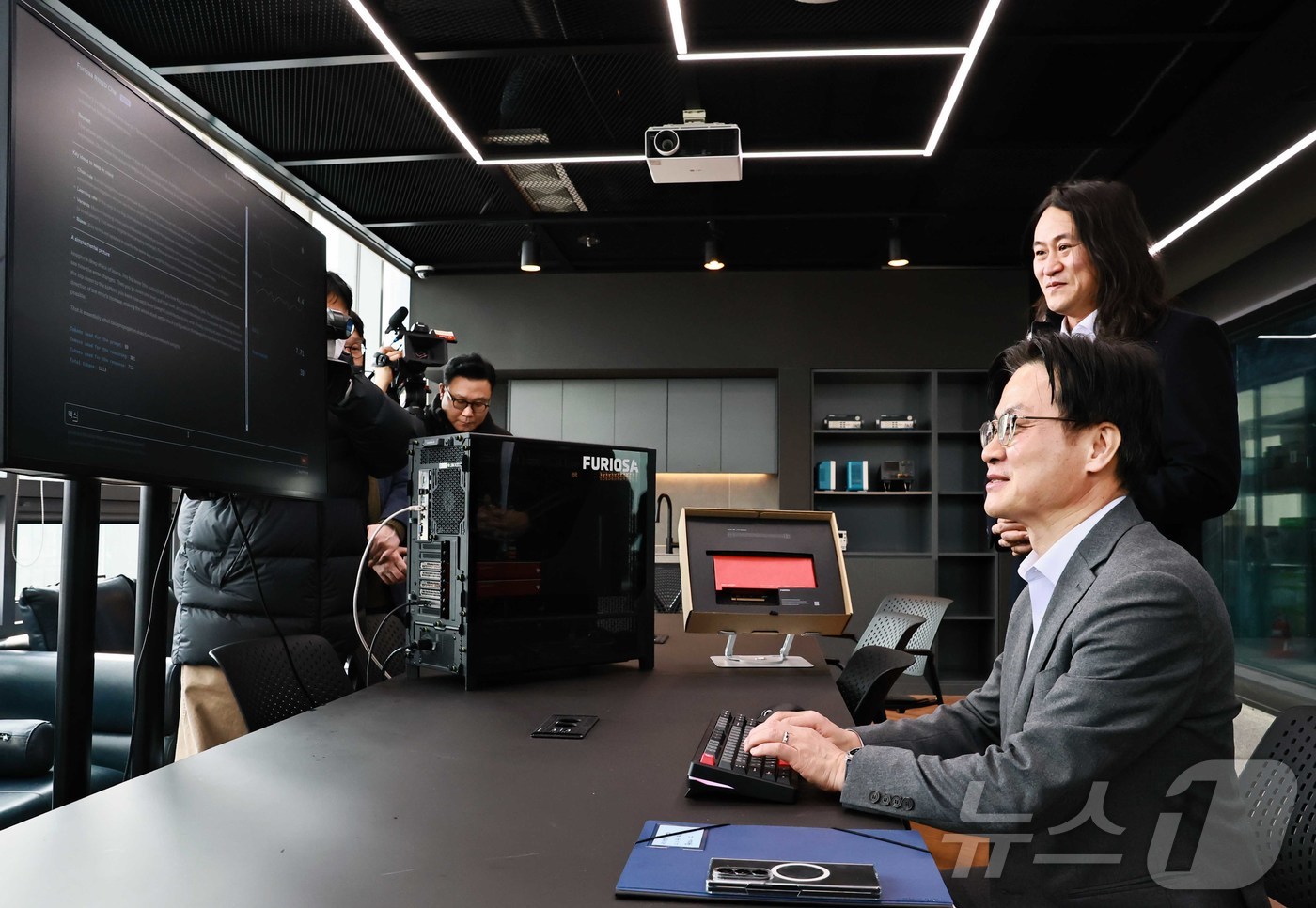 (서울=뉴스1) = 김정관 산업통상부 장관이 11일 오후 서울 강남구 퓨리오사AI에서 열린 'AI반도체 핵심기업 성장전략 간담회'에 앞서 퓨리오사 AI반도체 기술시연을 하고 있다. …