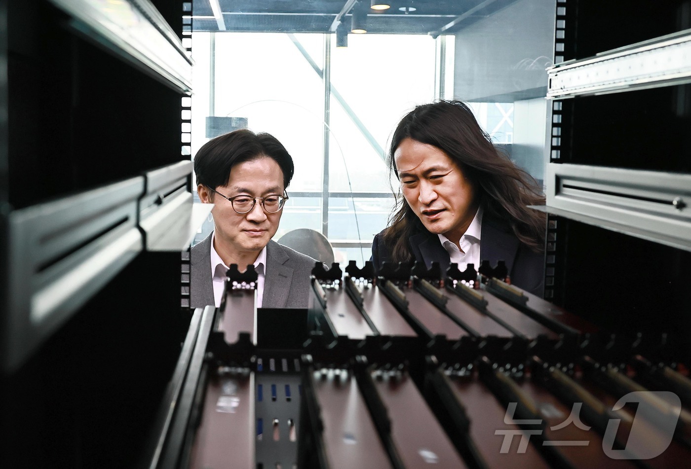 퓨리오사AI 시설 둘러보는 김정관 장관 - 뉴스 썸네일 이미지