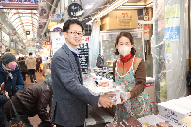 [단신]조달청장, 사회복지시설 '성심원' 찾아 위문품 전달