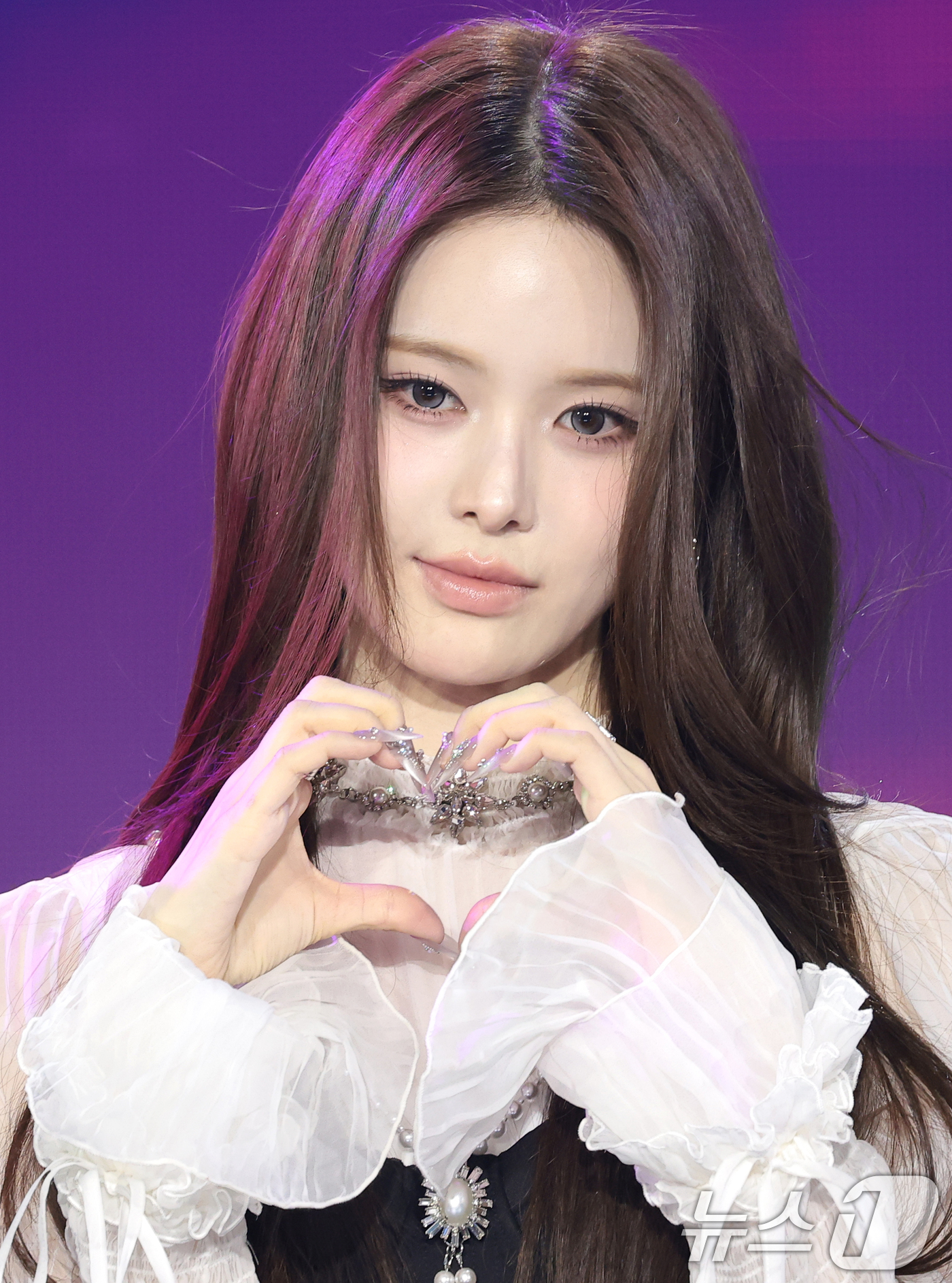 (서울=뉴스1) 권현진 기자 = 이즈나 방지민이 11일 오후 서울 성북구 고려대학교 화정체육관에서 열린 ‘제2회 디 어워즈(D Awards)’ 레드카펫 행사에 참석해 포즈를 취하고 …