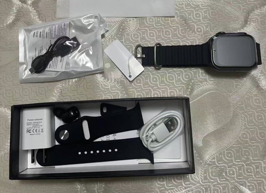 본문 이미지 - 미국 스팀슨센터 소속 연구원 마틴 윌리엄스(Martyn Williams)가 지난해 4월 설립한 매체 'NK TECHLAB'는 12일 북한의 '수정천기술무역회사'가 선보인 지능형손목시계(스마트워치)를 입수해 분석했다고 밝혔다. ('NK TECHLAB' 갈무리)