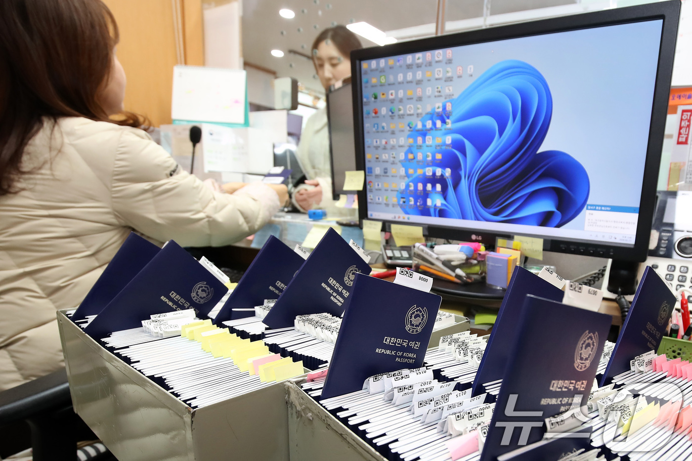 (대구=뉴스1) 공정식 기자 = 설 연휴를 앞두고 여권 발급 신청이 늘고 있다. 11일 오후 대구 달서구청 민원실 여권 교부처에 신규 발급된 여권이 주인을 기다리고 있다. 2026 …
