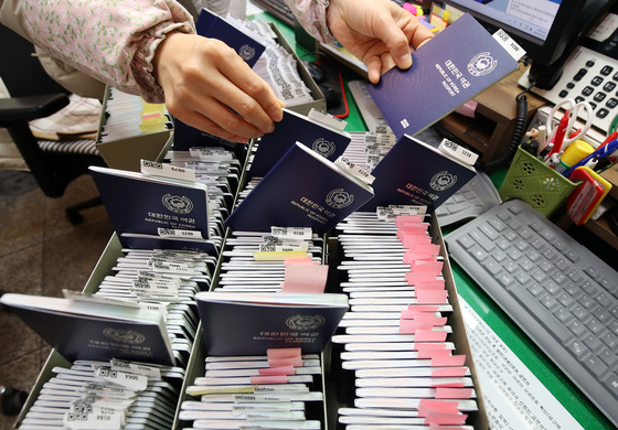 설 연휴 해외여행 준비로 늘어난 여권 발급