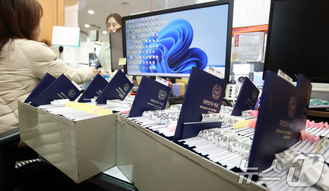 (대구=뉴스1) 공정식 기자 = 설 연휴를 앞두고 여권 발급 신청이 늘고 있다. 11일 오후 대구 달서구청 민원실 여권 교부처에 신규 발급된 여권이 주인을 기다리고 있다. 2026 …