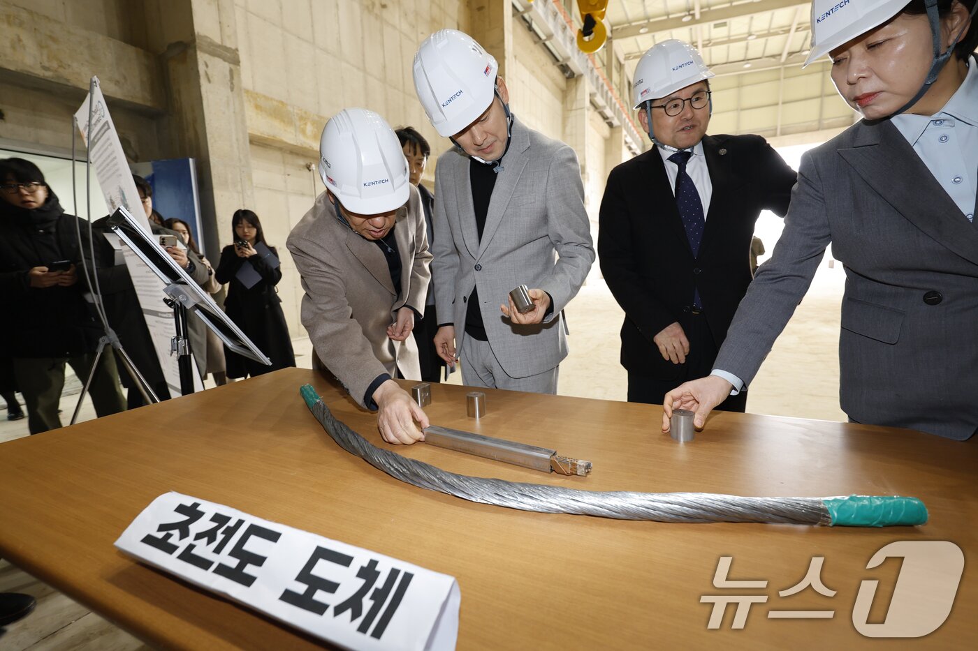 본문 이미지 - 장동혁 국민의힘 대표가 11일 전남 나주 한국에너지공과대학교를 방문해 초전도 기술센터 건립현장을 찾아 브리핑을 듣고 있다. 2026.2.11 ⓒ 뉴스1 김태성 기자
