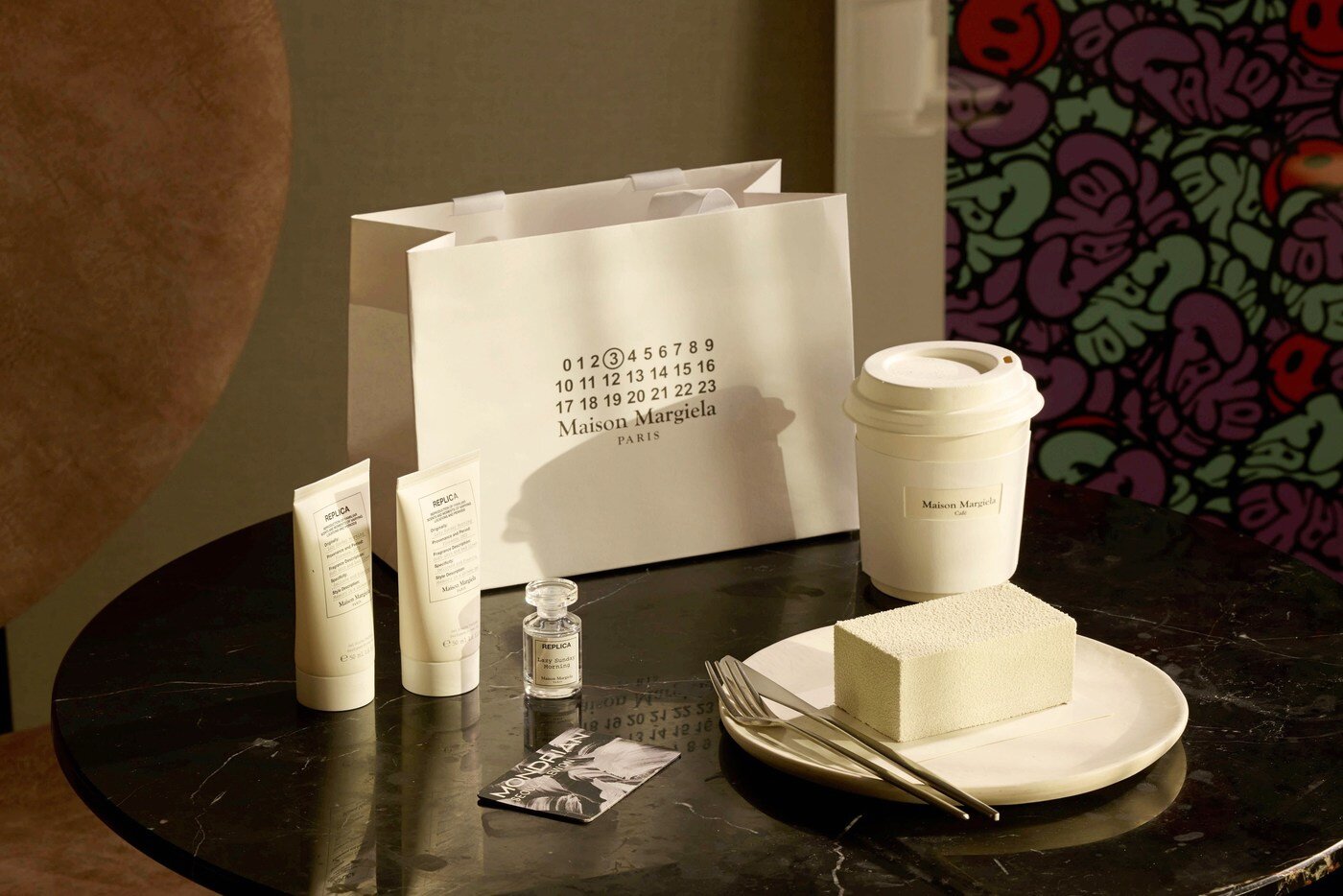 본문 이미지 - 메종 마르지엘라 협업 객실 패키지 새창보기(몬드리안서울이태원 제공)