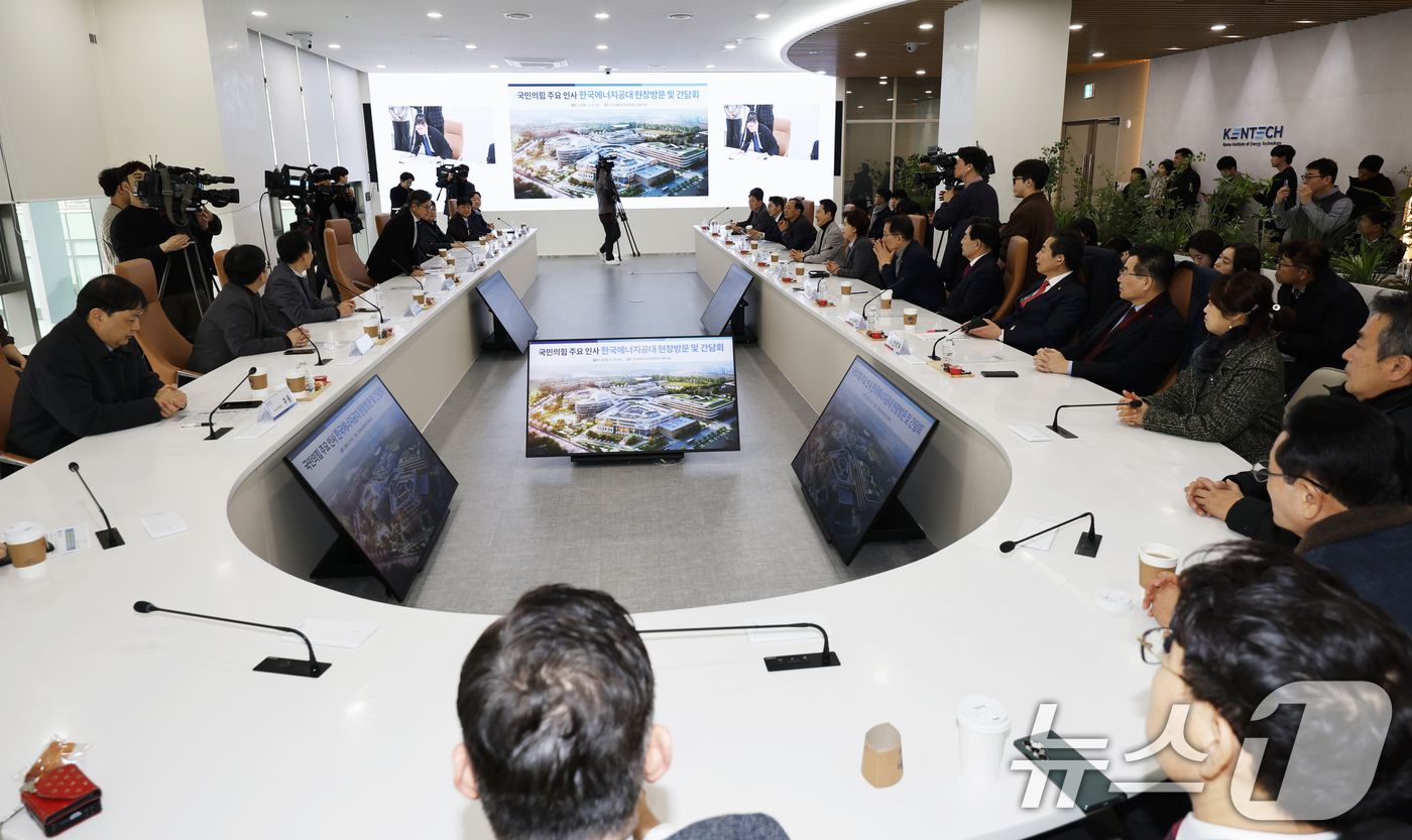 (나주=뉴스1) 김태성 기자 = 장동혁 국민의힘 대표가 11일 전남 나주 한국에너지공과대학교를 방문해 초전도 기술센터 건립현장을 찾아 브리핑을 듣고 있다.  2026.2.11/뉴스 …