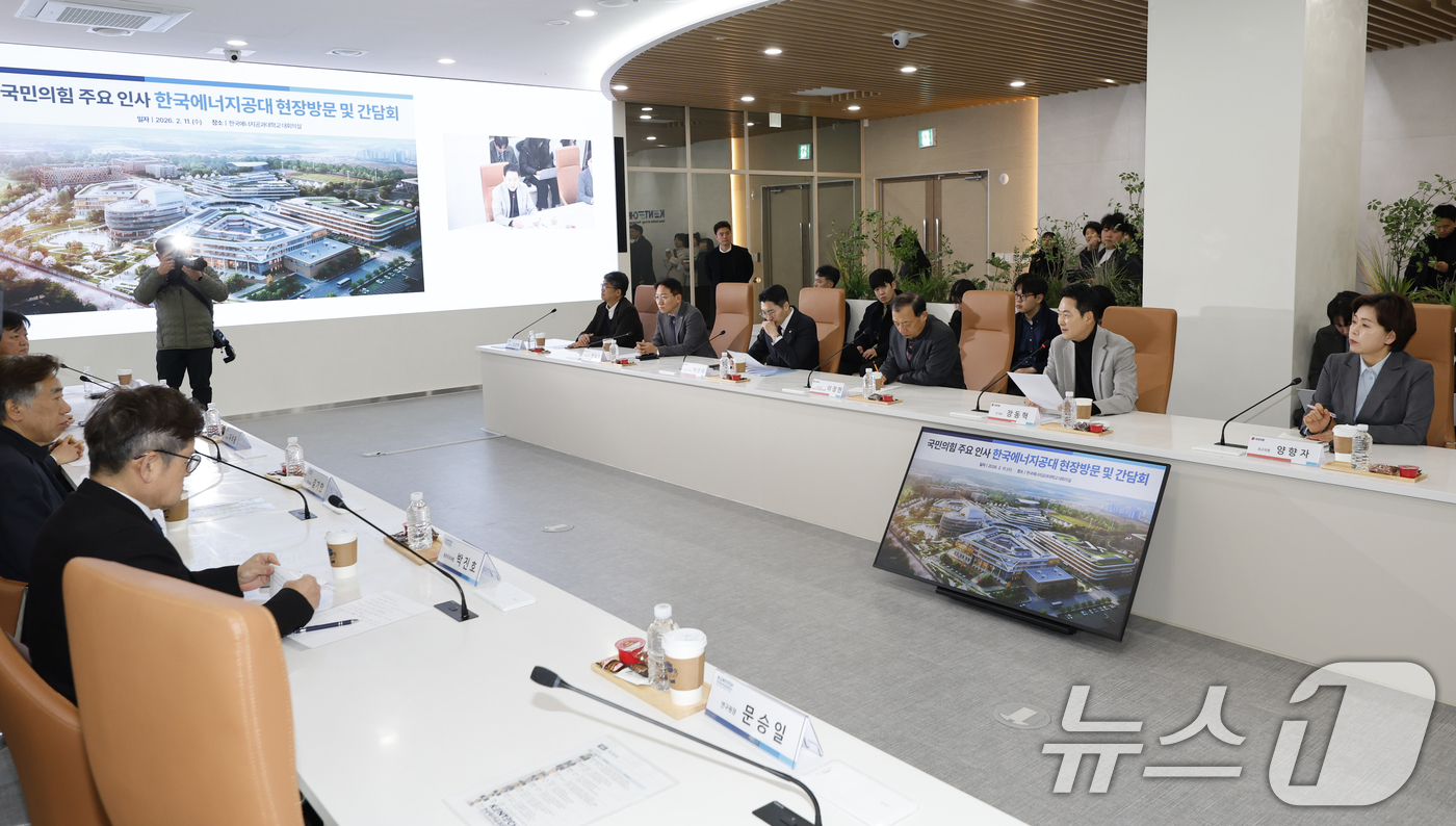 (나주=뉴스1) 김태성 기자 = 장동혁 국민의힘 대표가 11일 전남 나주 한국에너지공과대학교를 방문해 초전도 기술센터 건립현장을 찾아 브리핑을 듣고 있다.  2026.2.11/뉴스 …