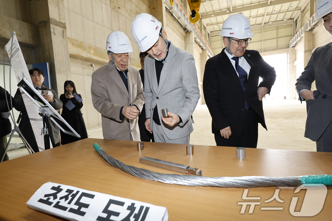 (나주=뉴스1) 김태성 기자 = 장동혁 국민의힘 대표가 11일 전남 나주 한국에너지공과대학교를 방문해 초전도 기술센터 건립현장을 찾아 브리핑을 듣고 있다.  2026.2.11/뉴스 …