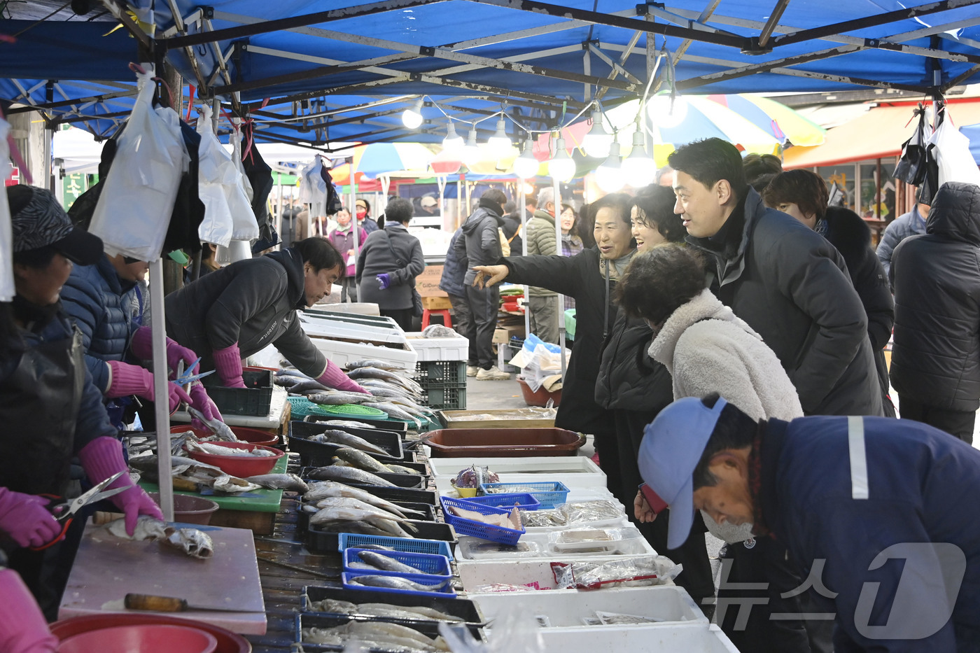 (대구=뉴스1) 이성덕 기자 = 11일 오후 대구 달성군 현풍백년도깨비시장과 화원시장에서 열린 '설맞이 장보기' 행사에서 최재훈 달성군수와 직원들이 전통시장 이용을 독려하고 있다. …