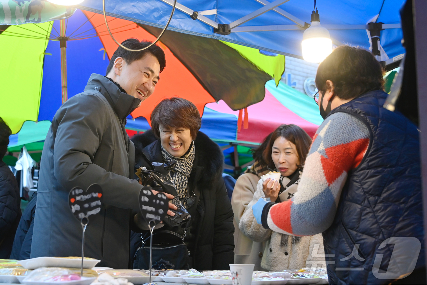 (대구=뉴스1) 이성덕 기자 = 11일 오후 대구 달성군 현풍백년도깨비시장과 화원시장에서 열린 '설맞이 장보기' 행사에서 최재훈 달성군수와 직원들이 전통시장 이용 독려하고 있다.( …