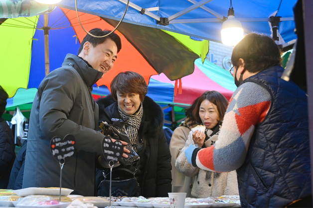 전통시장 장보기 독려하는 최재훈 달성군수