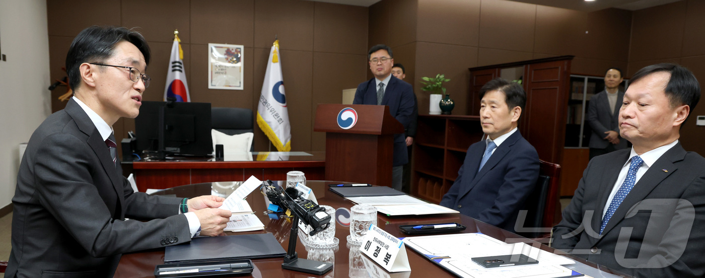 (세종=뉴스1) 김기남 기자 = 한삼석 국민권익위원회 위원장 직무대리(왼쪽)이 11일 오후 세종시 정부세종청사 국민권익위원회에서 열린 복지 사각지대 발굴·지원 사업 업무협약에 앞서 …