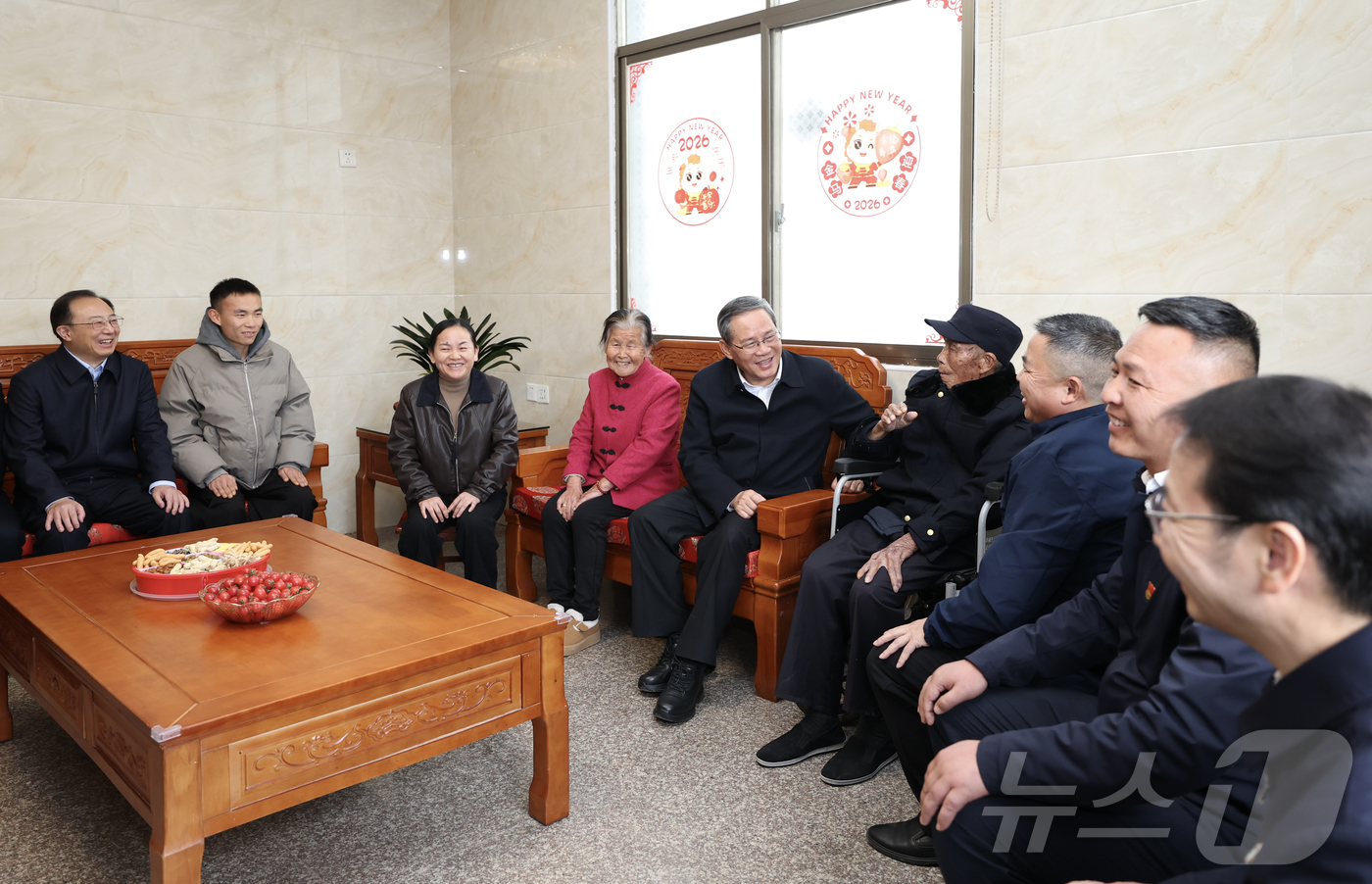 (신화=뉴스1) 정은지 특파원 = 리창 중국 국무원 총리가 10일 장시성 방문 기간 루이진시를 방문하고 공농홍군 후손인 퇴역군인인 궈스쉰을 만나 설 인사를 했다. 2026.2.10 …