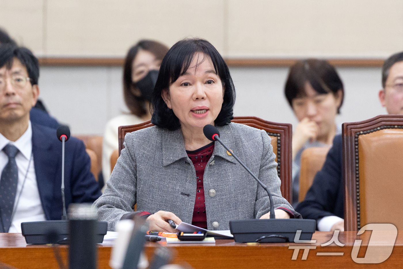 (서울=뉴스1) 이승배 기자 = 11일 서울 여의도 국회에서 열린 제432회국회(임시회) 법제사법위원회 제2차 전체회의에서 송경희 개인정보보호위원장이 의원 질의에 답변하고 있다. …