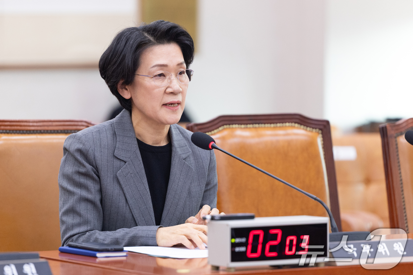 (서울=뉴스1) 이승배 기자 = 11일 서울 여의도 국회에서 열린 제432회국회(임시회) 법제사법위원회 제2차 전체회의에서 최은옥 교육부 차관이 질의에 답변하고 있다. 2026.2 …