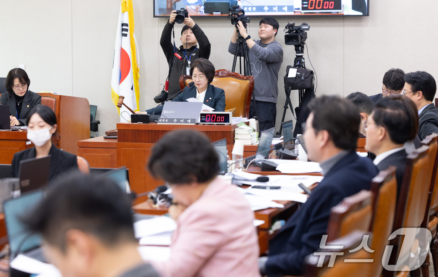 (서울=뉴스1) 이승배 기자 = 11일 서울 여의도 국회에서 열린 제432회국회(임시회) 법제사법위원회 제2차 전체회의에서 추미애 위원장이 의사봉을 두드리고 있다. 2026.2.1 …