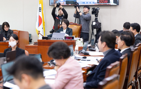 의사봉 두드리는 추미애 위원장