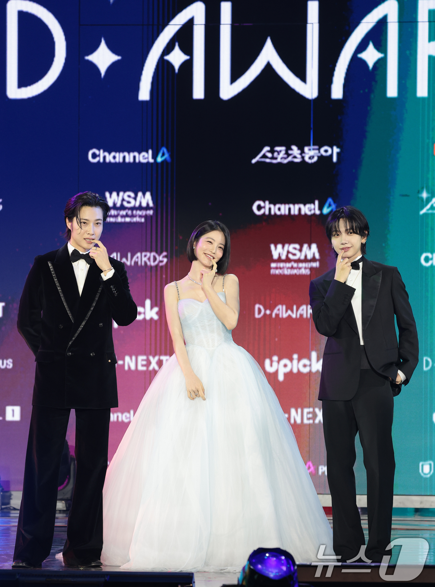 (서울=뉴스1) 권현진 기자 = MC 이종원(왼쪽부터)과 신예은, 명재현이 11일 오후 서울 성북구 고려대학교 화정체육관에서 열린 ‘제2회 디 어워즈(D Awards)’ 레드카펫 …