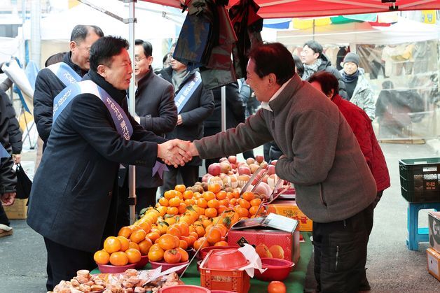 서태원 가평군수, 설 앞두고 전통시장서 물가 점검