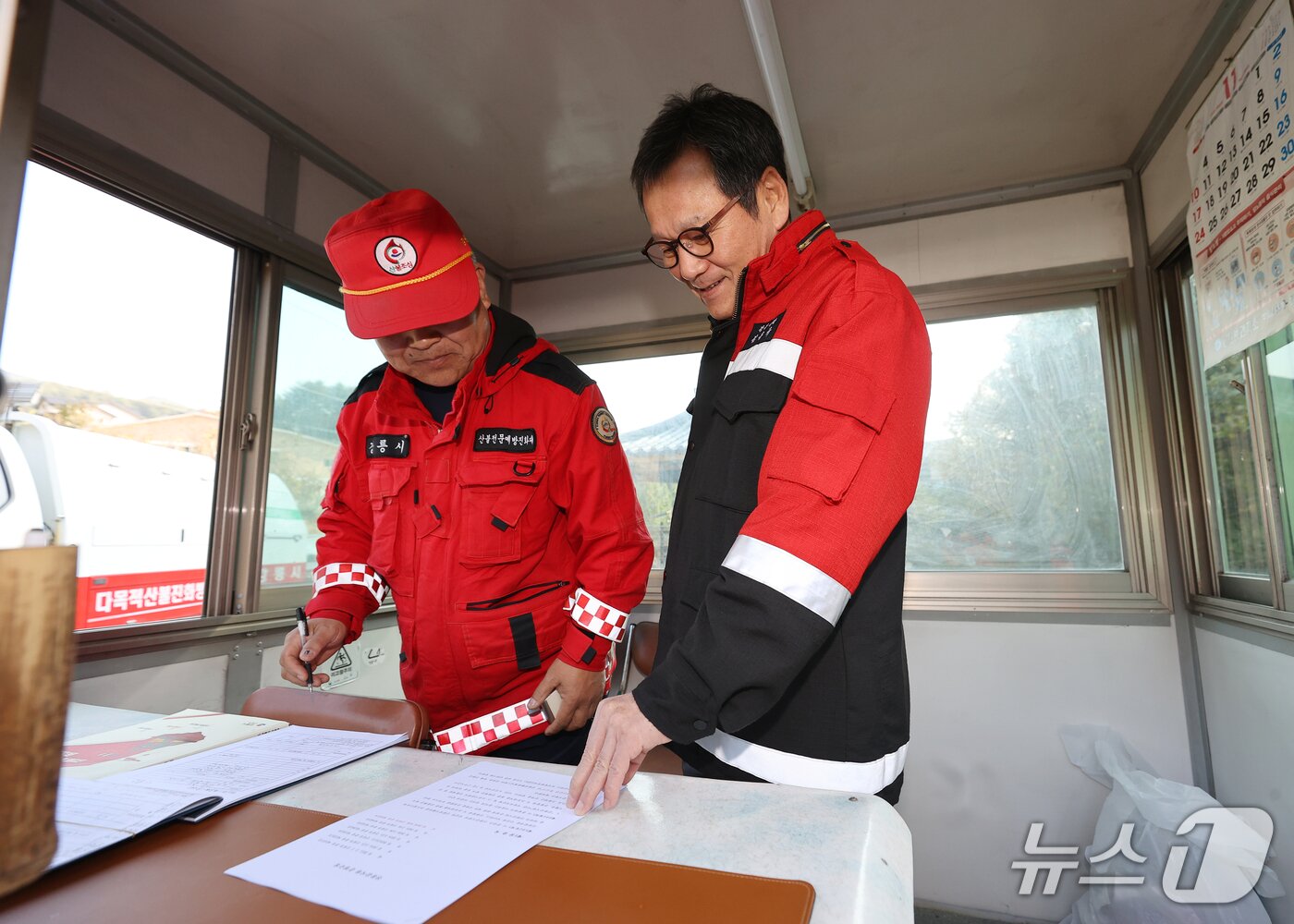 본문 이미지 - 산불 초소 점검하는 김홍규 강원 강릉시장.(강릉시 제공, 재판매 및 DB 금지)